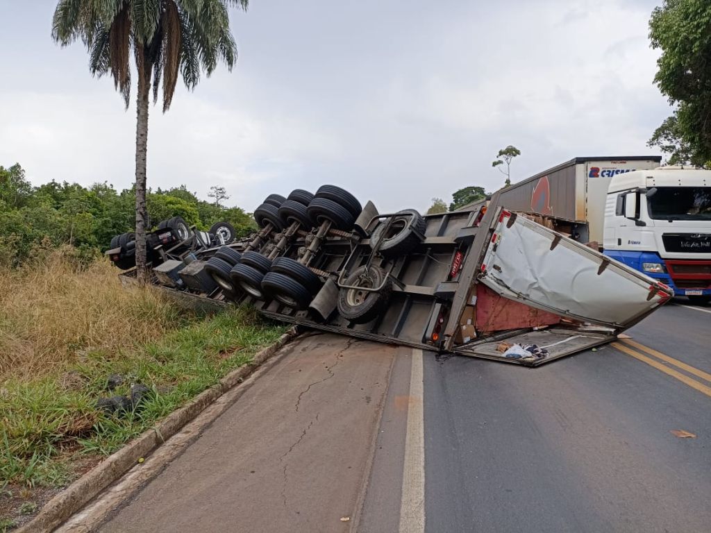 Carreta aquaplana e sai da pista na BR-365; populares saqueiam carga | Patos Agora - A notícia no seu tempo - https://patosagora.net