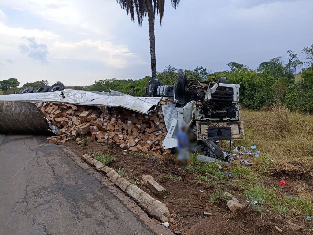 Carreta aquaplana e sai da pista na BR-365; populares saqueiam carga | Patos Agora - A notícia no seu tempo - https://patosagora.net