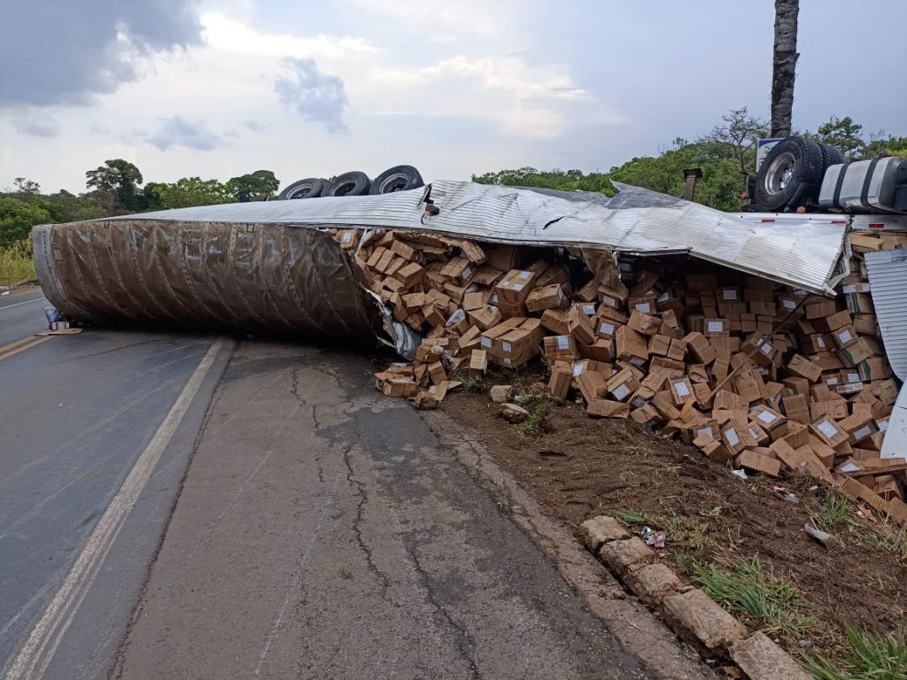 Carreta aquaplana e sai da pista na BR-365; populares saqueiam carga | Patos Agora - A notícia no seu tempo - https://patosagora.net