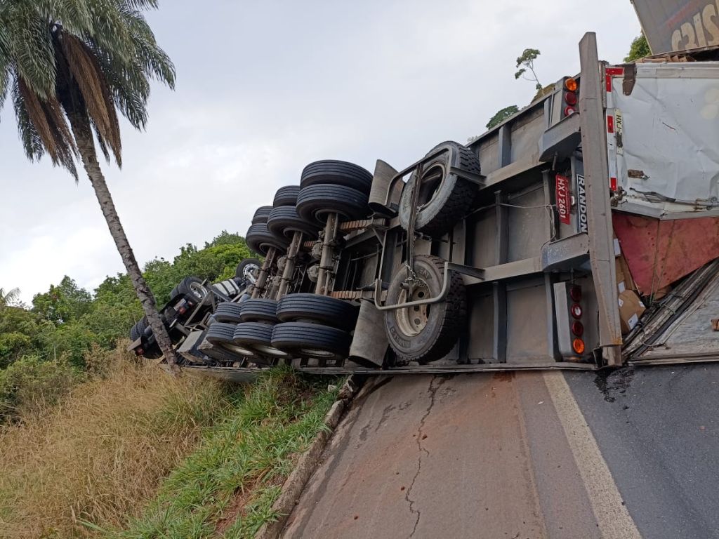 Carreta aquaplana e sai da pista na BR-365; populares saqueiam carga | Patos Agora - A notícia no seu tempo - https://patosagora.net