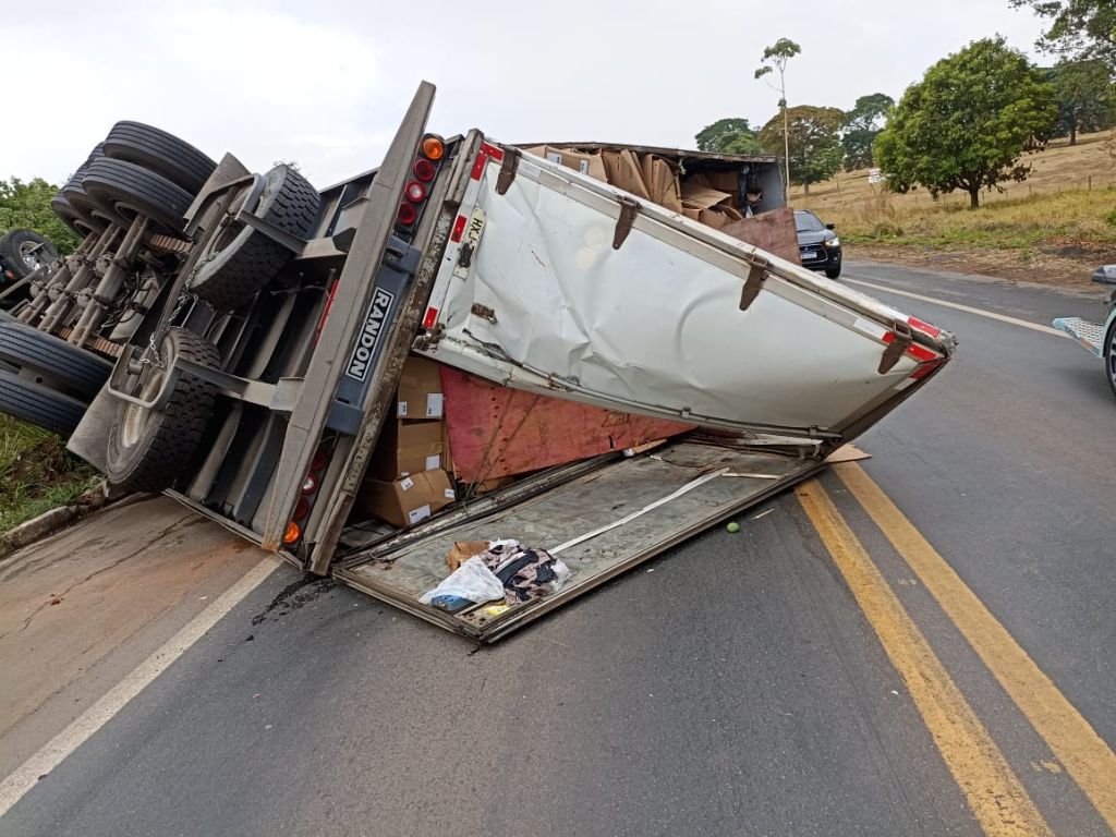 Carreta aquaplana e sai da pista na BR-365; populares saqueiam carga | Patos Agora - A notícia no seu tempo - https://patosagora.net