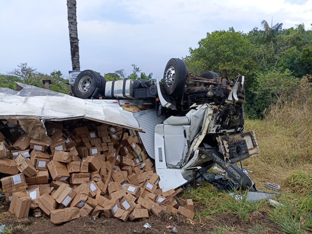 Carreta aquaplana e sai da pista na BR-365; populares saqueiam carga | Patos Agora - A notícia no seu tempo - https://patosagora.net