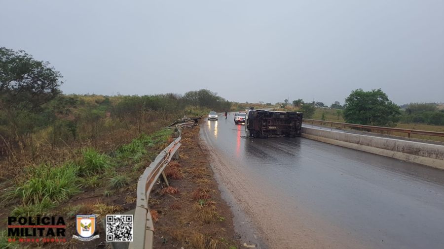 Condutor de 73 anos perde controle direcional e motor-home tomba na BR-352 | Patos Agora - A notícia no seu tempo - https://patosagora.net