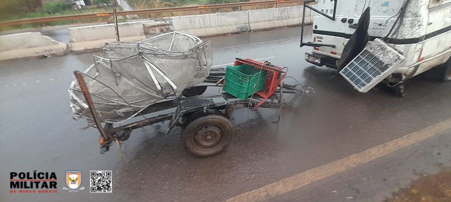 Condutor de 73 anos perde controle direcional e motor-home tomba na BR-352 | Patos Agora - A notícia no seu tempo - https://patosagora.net