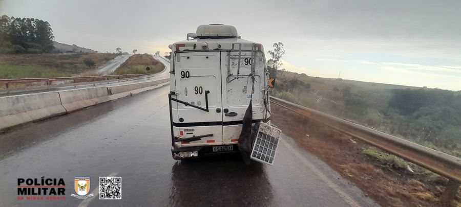 Condutor de 73 anos perde controle direcional e motor-home tomba na BR-352 | Patos Agora - A notícia no seu tempo - https://patosagora.net