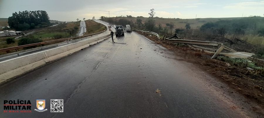 Condutor de 73 anos perde controle direcional e motor-home tomba na BR-352 | Patos Agora - A notícia no seu tempo - https://patosagora.net