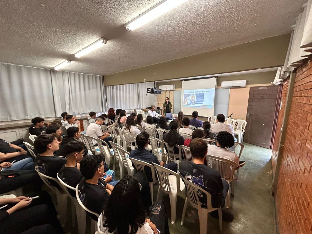 59% dos brasileiros não sabem organizar suas finanças: Sicoob Credipatos ensina estudantes da Escola Deiró Borges a mudar esse cenário | Patos Agora - A notícia no seu tempo - https://patosagora.net