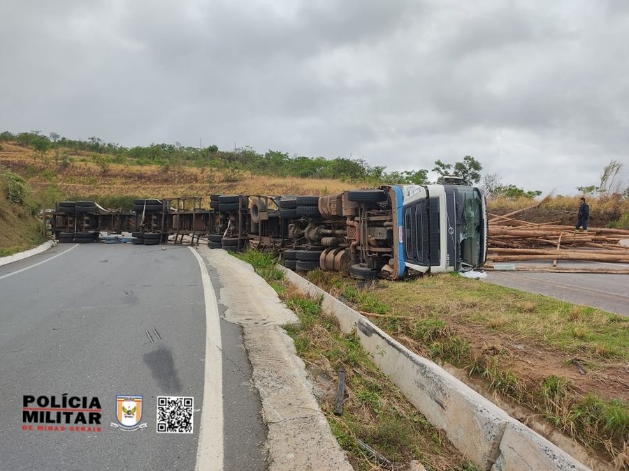 Carreta carregada com eucaliptos tomba na Serra da Catiara, na BR-146 | Patos Agora - A notícia no seu tempo - https://patosagora.net