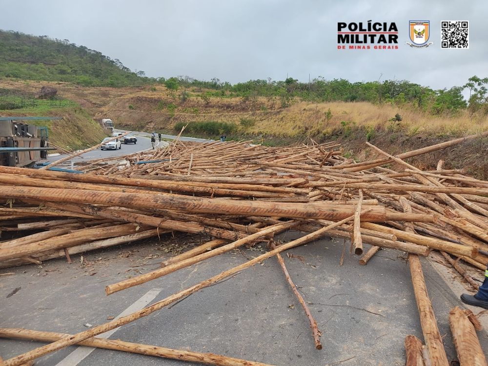 Carreta carregada com eucaliptos tomba na Serra da Catiara, na BR-146 | Patos Agora - A notícia no seu tempo - https://patosagora.net