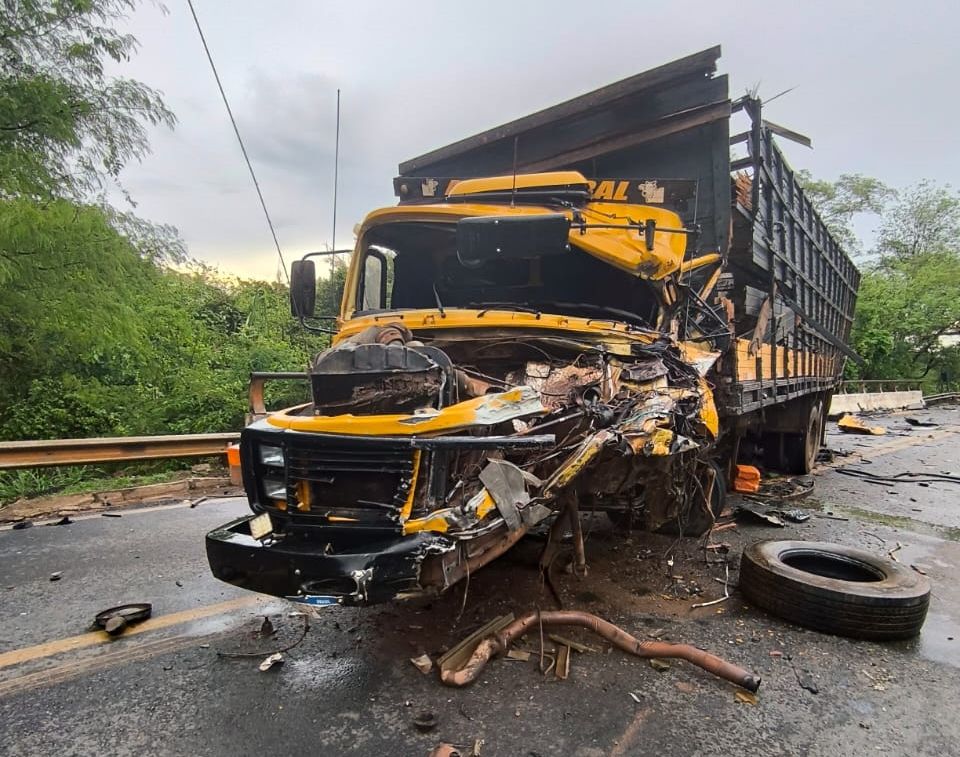 Grave acidente na BR-251 envolve cinco veículos e deixa dois mortos  | Patos Agora - A notícia no seu tempo - https://patosagora.net