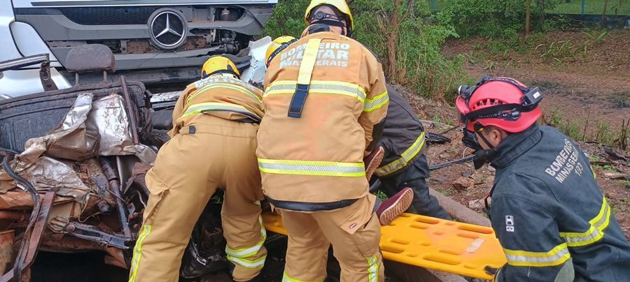 Grave acidente na BR-251 envolve cinco veículos e deixa dois mortos  | Patos Agora - A notícia no seu tempo - https://patosagora.net