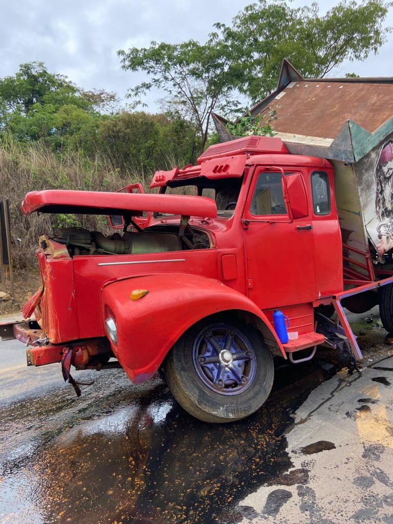 Acidente envolve quatro veículos e causa interdição total na BR-365, em Patos de Minas | Patos Agora - A notícia no seu tempo - https://patosagora.net