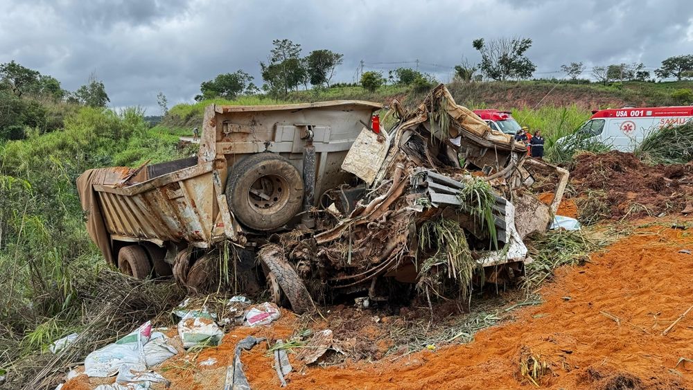 Motorista morre em grave acidente envolvendo dois veículos de carga na rodovia MGC-354 | Patos Agora - A notícia no seu tempo - https://patosagora.net