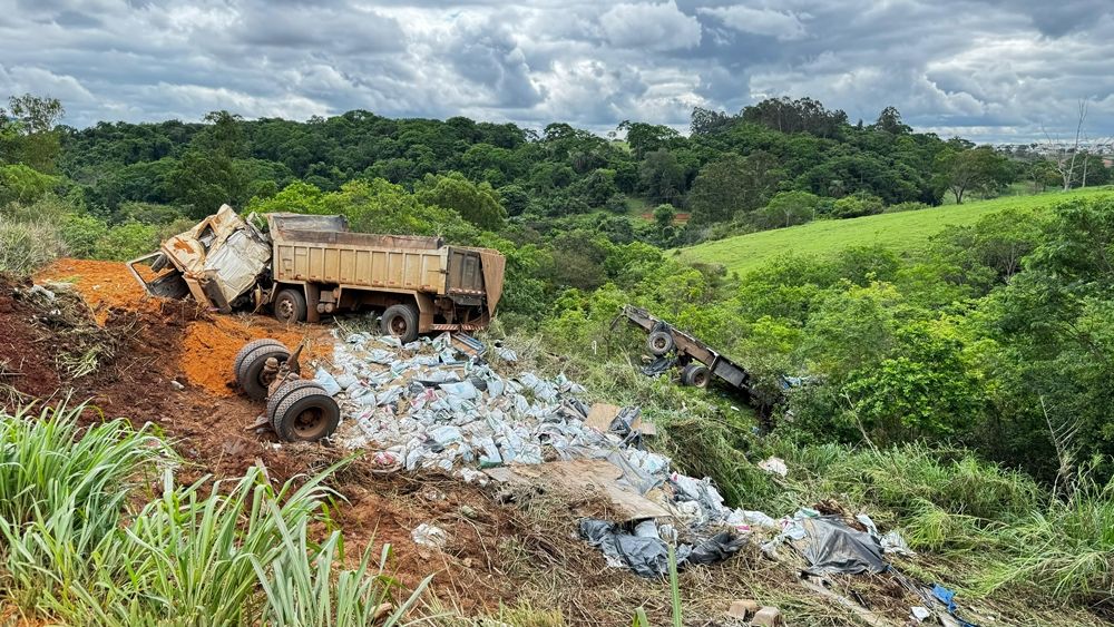 Motorista morre em grave acidente envolvendo dois veículos de carga na rodovia MGC-354 | Patos Agora - A notícia no seu tempo - https://patosagora.net