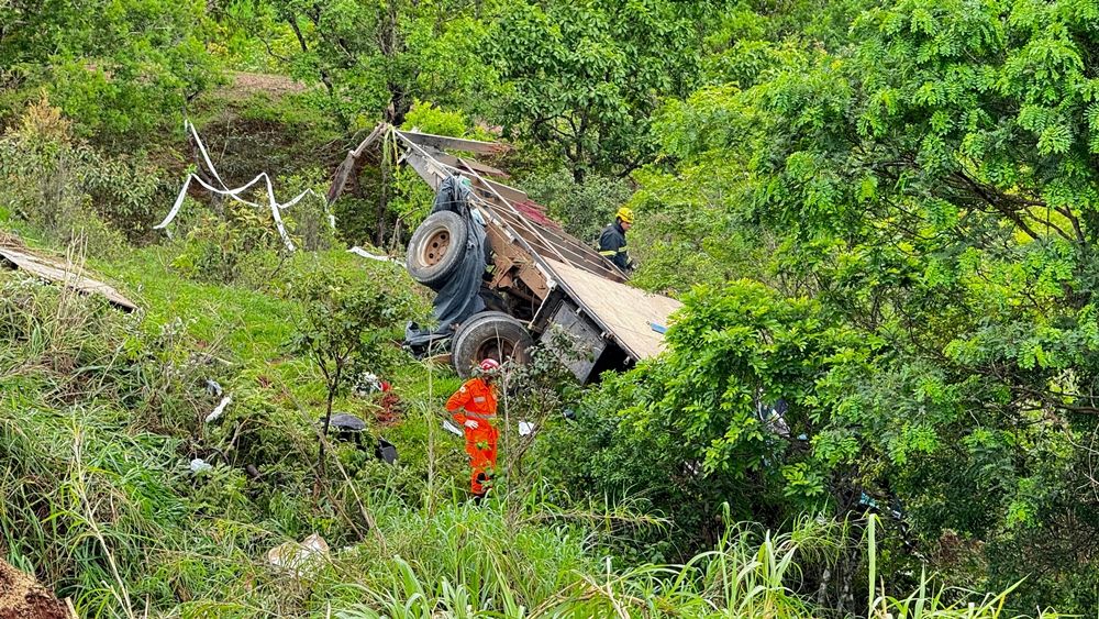 Motorista morre em grave acidente envolvendo dois veículos de carga na rodovia MGC-354 | Patos Agora - A notícia no seu tempo - https://patosagora.net