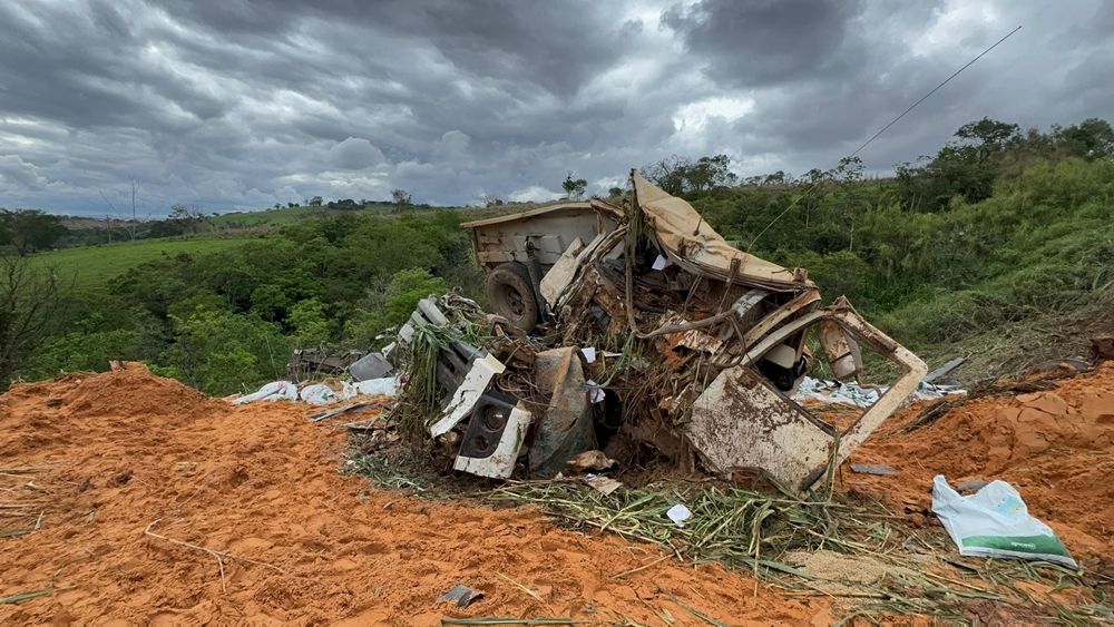 Motorista morre em grave acidente envolvendo dois veículos de carga na rodovia MGC-354 | Patos Agora - A notícia no seu tempo - https://patosagora.net