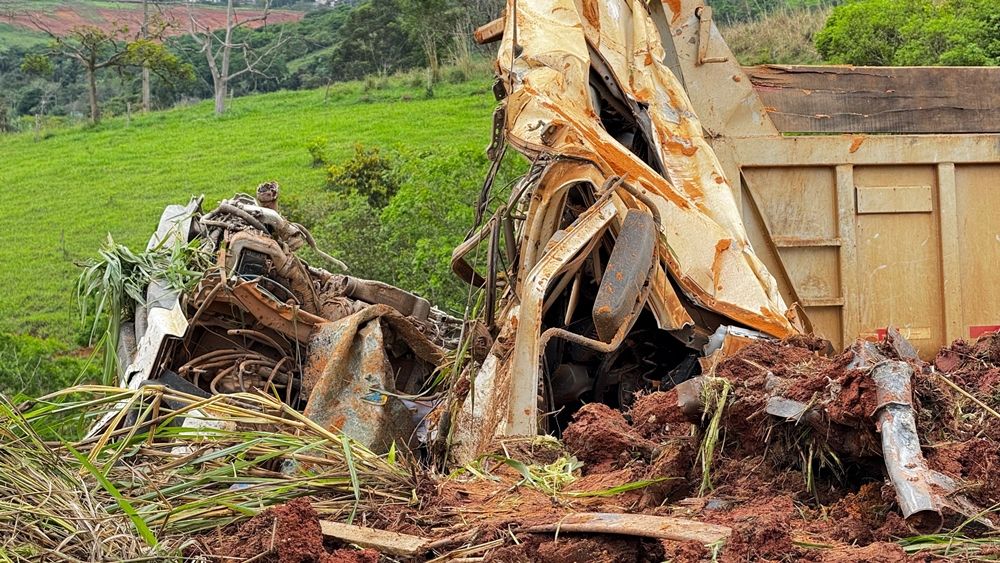 Motorista morre em grave acidente envolvendo dois veículos de carga na rodovia MGC-354 | Patos Agora - A notícia no seu tempo - https://patosagora.net