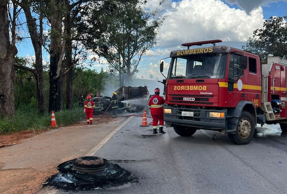 Tragédia na BR-262: família morre em colisão fatal entre carro e caminhão | Patos Agora - A notícia no seu tempo - https://patosagora.net