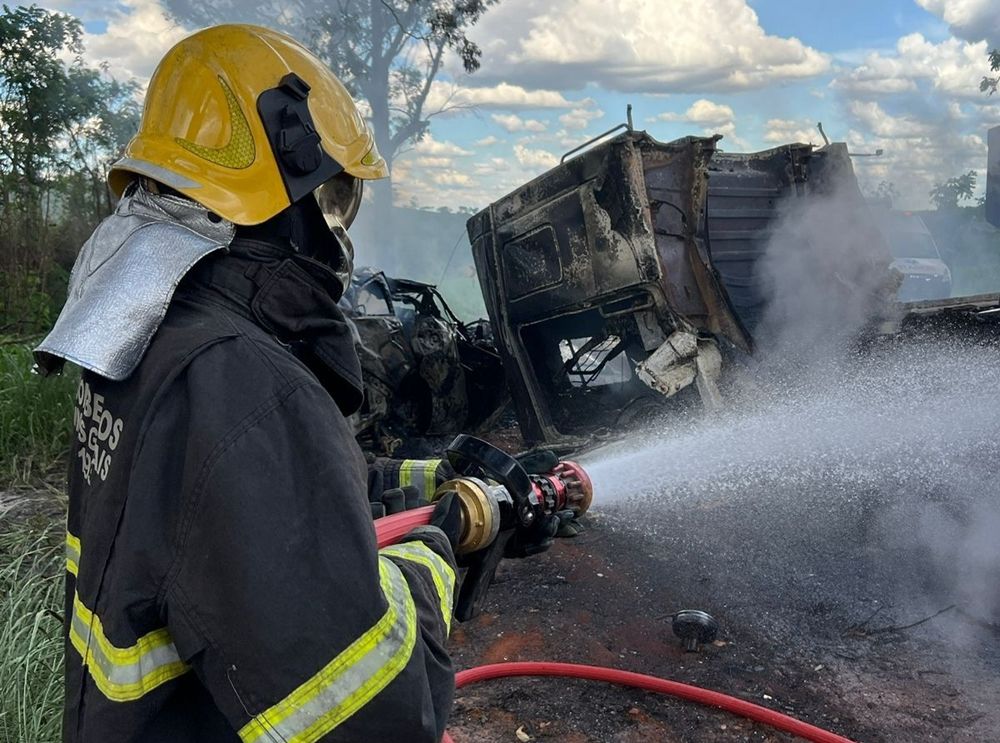 Tragédia na BR-262: família morre em colisão fatal entre carro e caminhão | Patos Agora - A notícia no seu tempo - https://patosagora.net