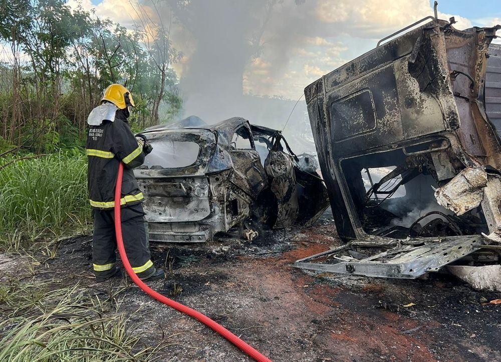 Tragédia na BR-262: família morre em colisão fatal entre carro e caminhão | Patos Agora - A notícia no seu tempo - https://patosagora.net