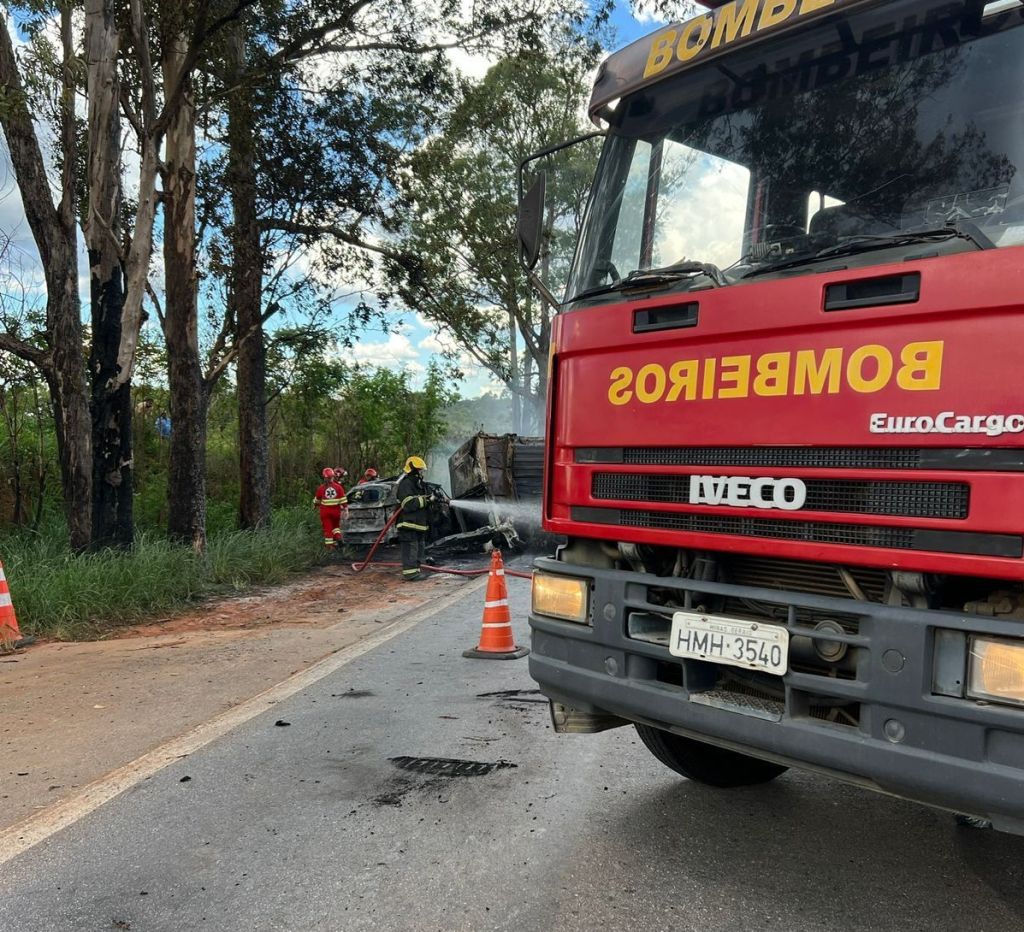 Tragédia na BR-262: família morre em colisão fatal entre carro e caminhão | Patos Agora - A notícia no seu tempo - https://patosagora.net