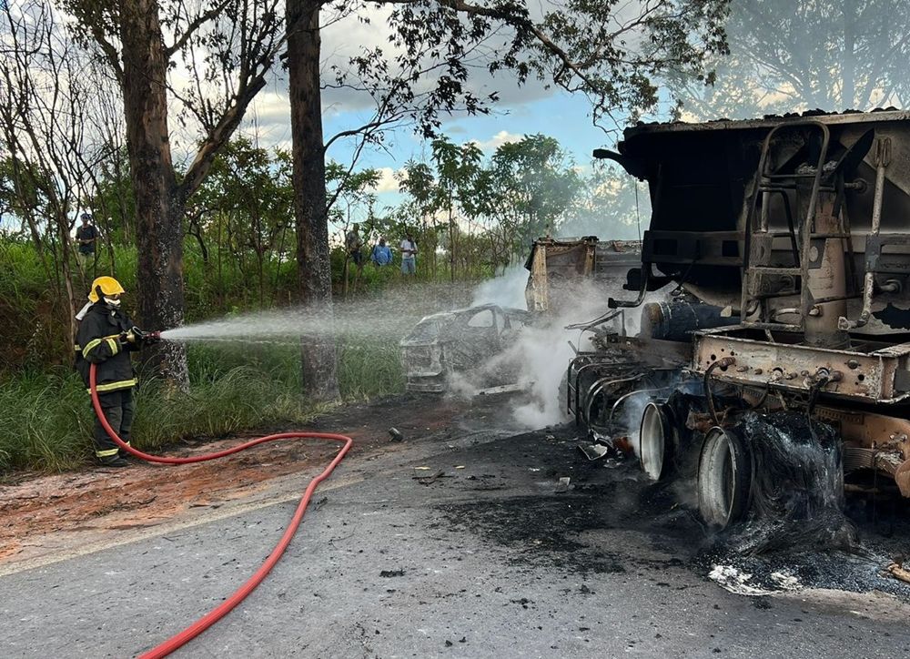 Tragédia na BR-262: família morre em colisão fatal entre carro e caminhão | Patos Agora - A notícia no seu tempo - https://patosagora.net