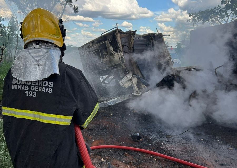 Tragédia na BR-262: família morre em colisão fatal entre carro e caminhão | Patos Agora - A notícia no seu tempo - https://patosagora.net