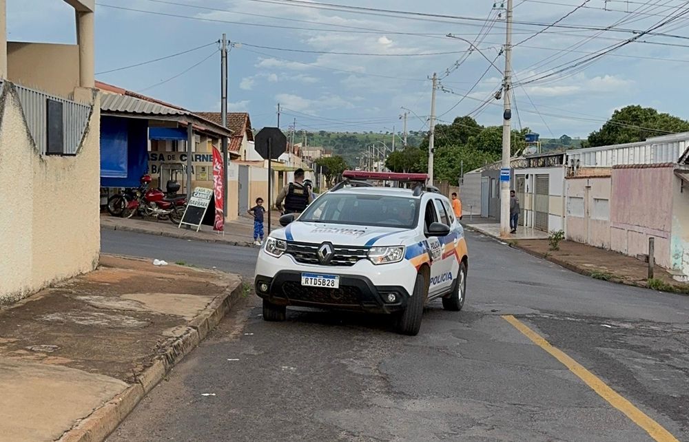 Menor é flagrado transportando criança sem capacete em motocicleta | Patos Agora - A notícia no seu tempo - https://patosagora.net