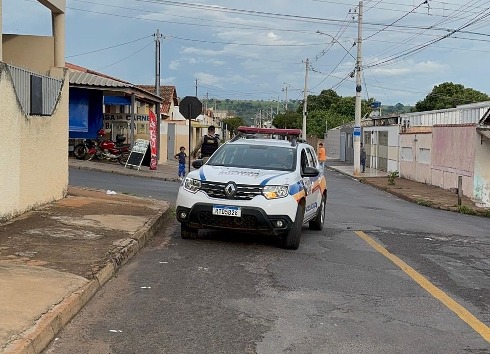 Menor é flagrado transportando criança sem capacete em motocicleta | Patos Agora - A notícia no seu tempo - https://patosagora.net