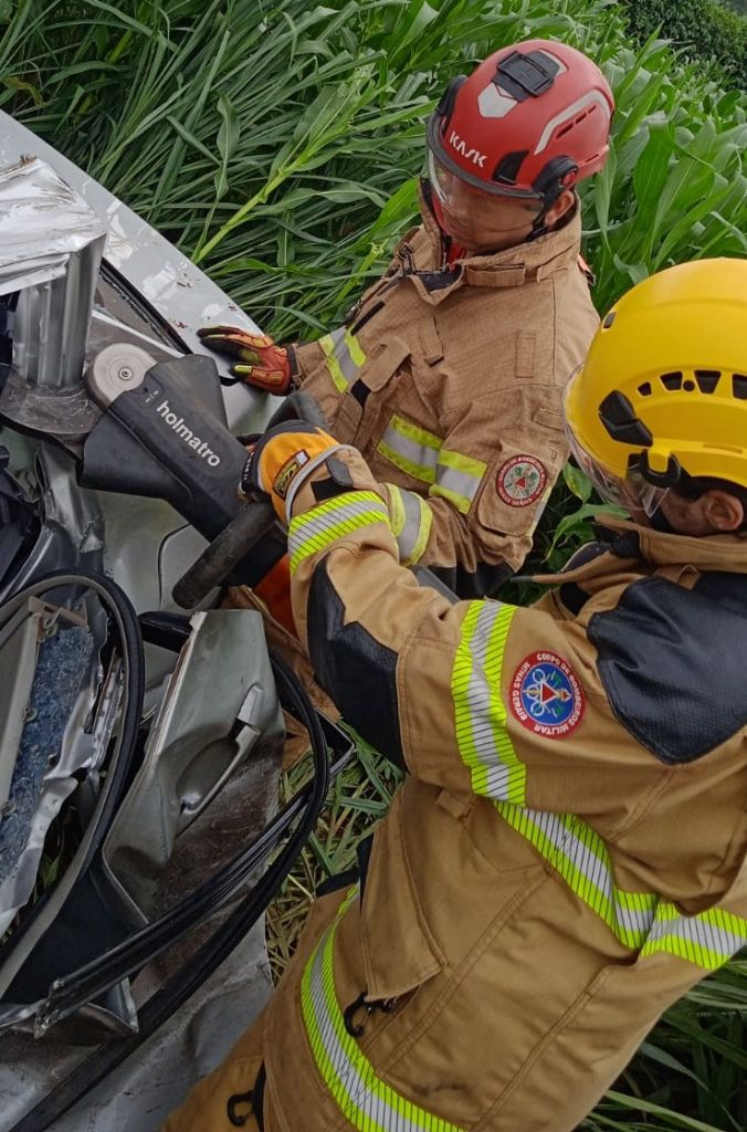 Condutor morre e quatro pessoas ficam feridas em colisão frontal entre carro e carreta na MG-230 | Patos Agora - A notícia no seu tempo - https://patosagora.net