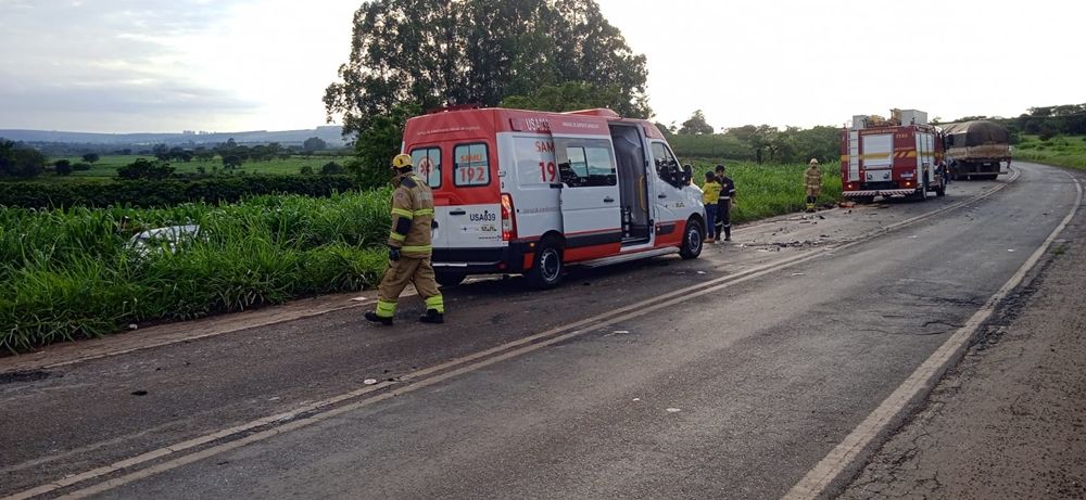 Condutor morre e quatro pessoas ficam feridas em colisão frontal entre carro e carreta na MG-230 | Patos Agora - A notícia no seu tempo - https://patosagora.net