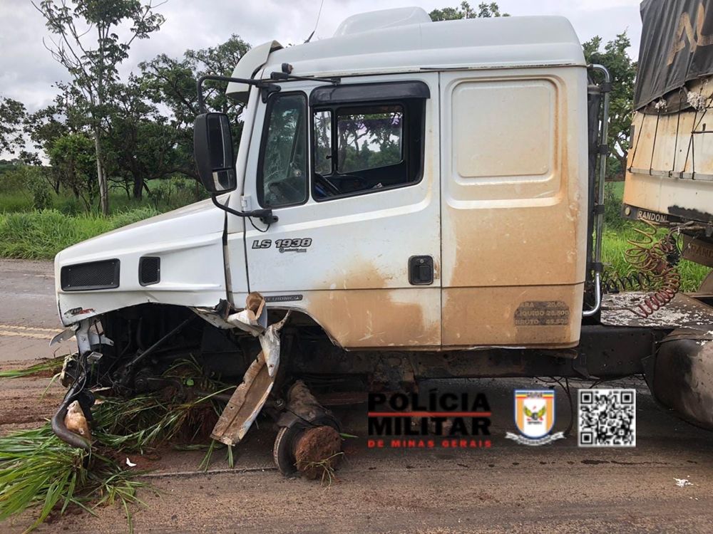 Condutor morre e quatro pessoas ficam feridas em colisão frontal entre carro e carreta na MG-230 | Patos Agora - A notícia no seu tempo - https://patosagora.net