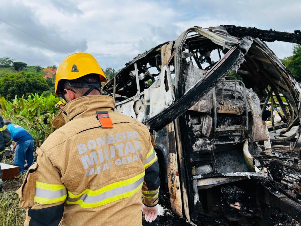 Tragédia: 38 pessoas morrem em grave acidente na BR-116 em Teófilo Otoni | Patos Agora - A notícia no seu tempo - https://patosagora.net