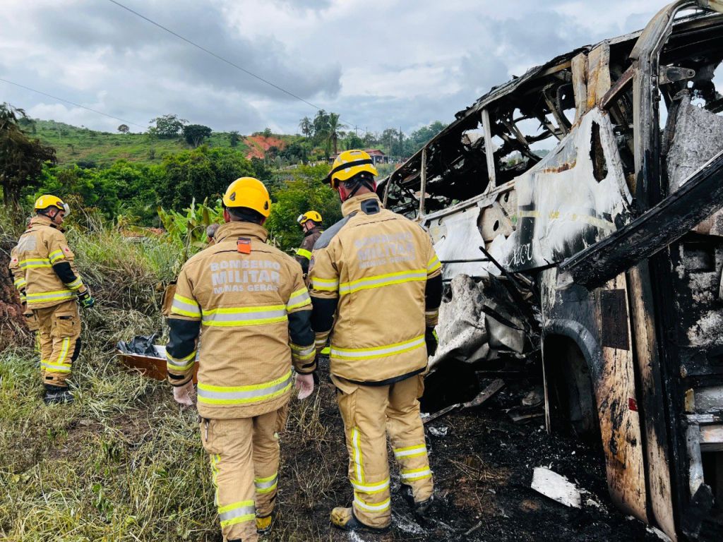 Tragédia: 38 pessoas morrem em grave acidente na BR-116 em Teófilo Otoni | Patos Agora - A notícia no seu tempo - https://patosagora.net