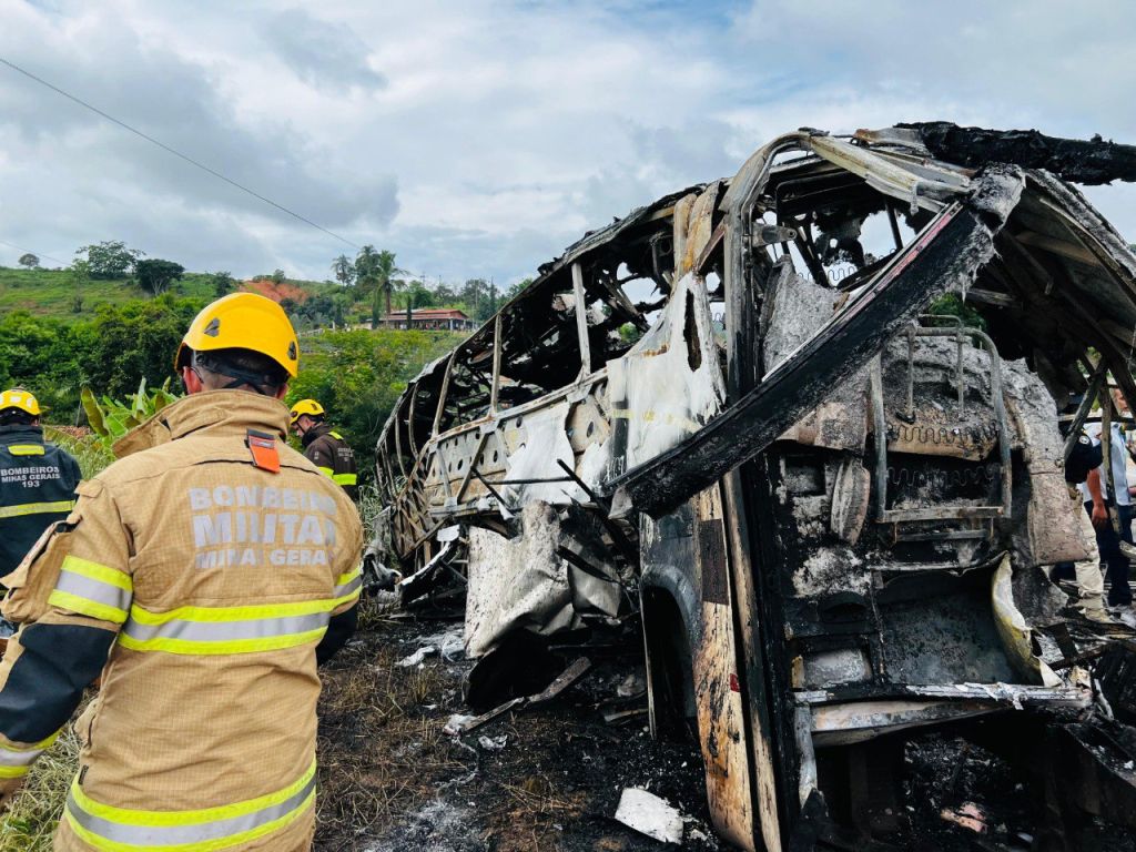 Tragédia: 38 pessoas morrem em grave acidente na BR-116 em Teófilo Otoni | Patos Agora - A notícia no seu tempo - https://patosagora.net