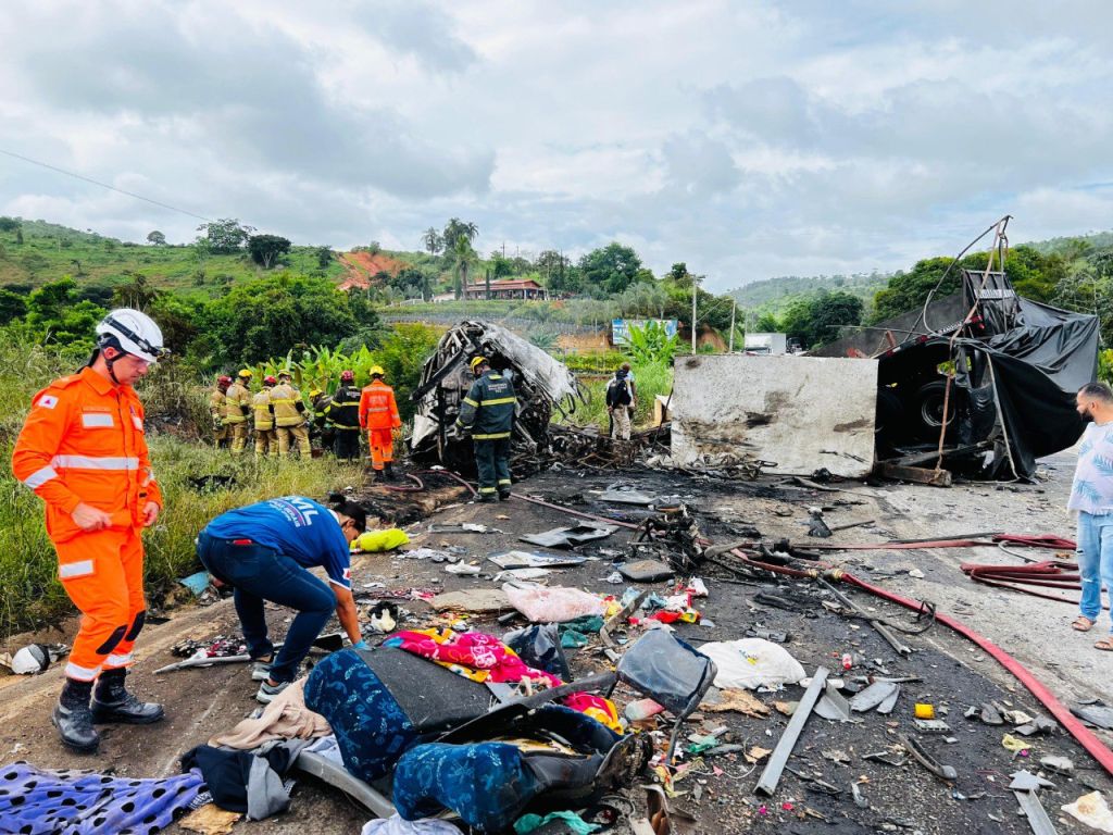 Tragédia: 38 pessoas morrem em grave acidente na BR-116 em Teófilo Otoni | Patos Agora - A notícia no seu tempo - https://patosagora.net