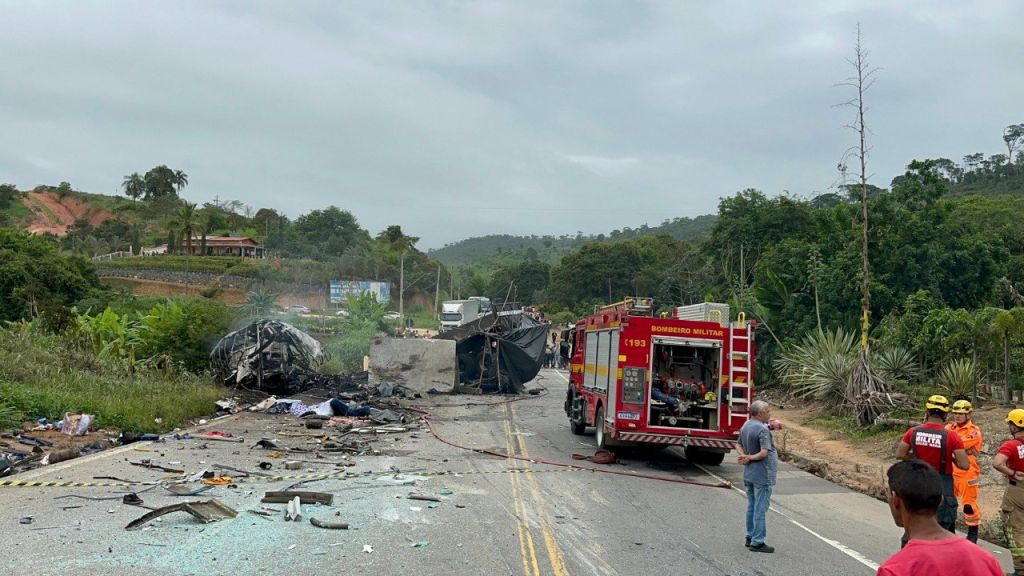 Tragédia: 38 pessoas morrem em grave acidente na BR-116 em Teófilo Otoni | Patos Agora - A notícia no seu tempo - https://patosagora.net