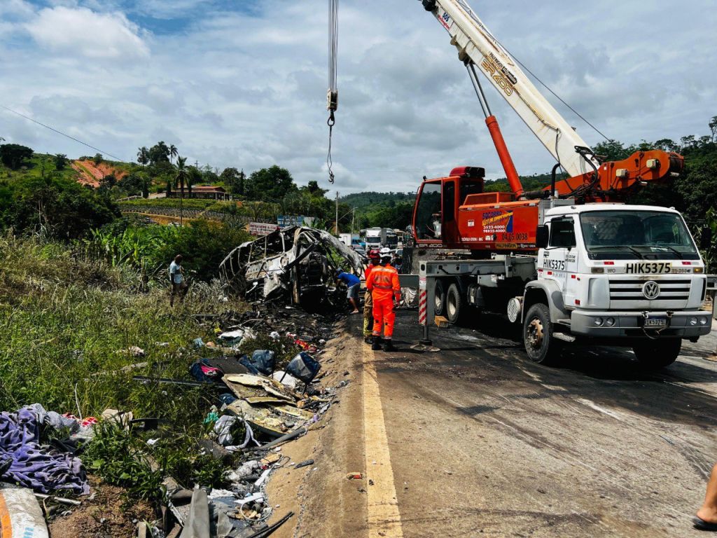 Tragédia: 38 pessoas morrem em grave acidente na BR-116 em Teófilo Otoni | Patos Agora - A notícia no seu tempo - https://patosagora.net