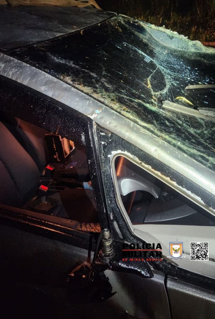 Carro perde controle em curva e capota na BR-352 | Patos Agora - A notícia no seu tempo - https://patosagora.net