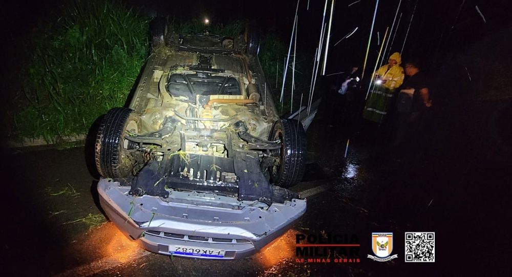 Carro perde controle em curva e capota na BR-352 | Patos Agora - A notícia no seu tempo - https://patosagora.net