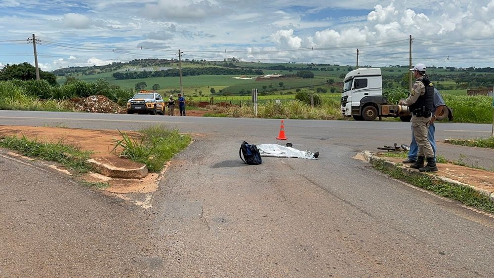 Ciclista morre em colisão com caminhão na MGC-354 | Patos Agora - A notícia no seu tempo - https://patosagora.net