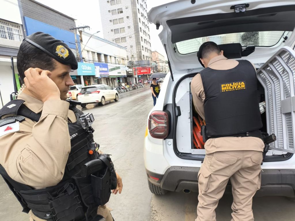 Homem em surto destrói agência da Caixa Econômica em Patos de Minas | Patos Agora - A notícia no seu tempo - https://patosagora.net