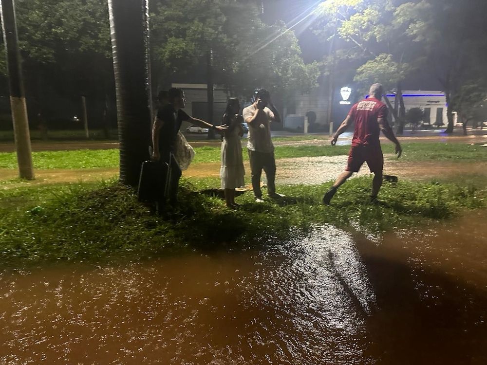 Veículos ilhados e resgates marcam noite de chuva forte na virada do ano em Patos de Minas | Patos Agora - A notícia no seu tempo - https://patosagora.net