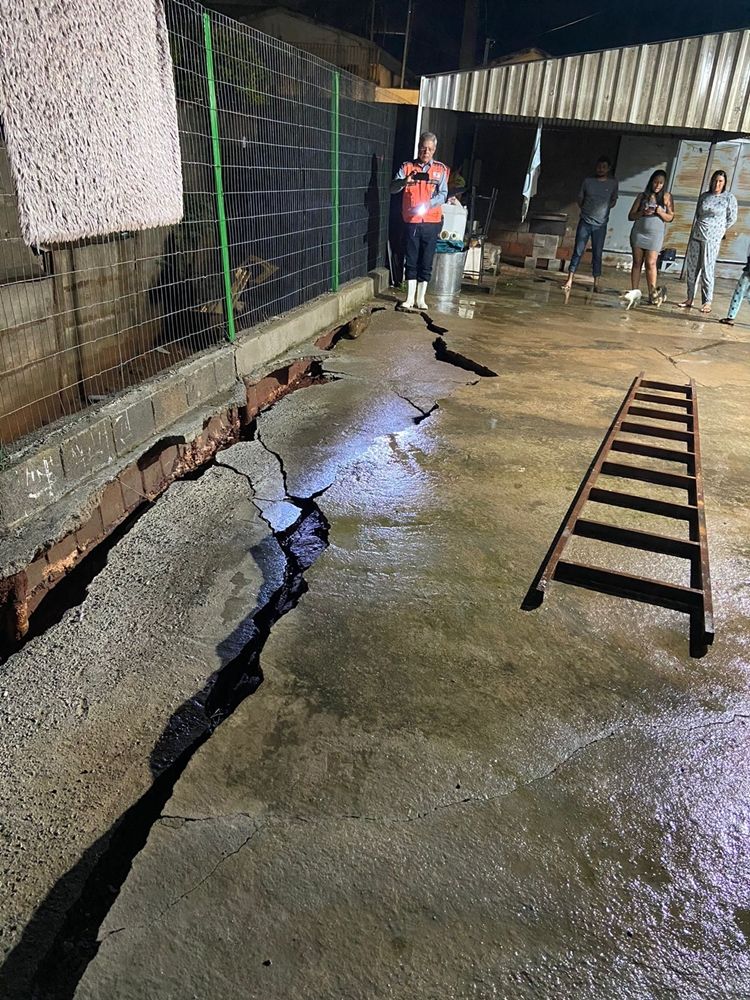 Veículos ilhados e resgates marcam noite de chuva forte na virada do ano em Patos de Minas | Patos Agora - A notícia no seu tempo - https://patosagora.net