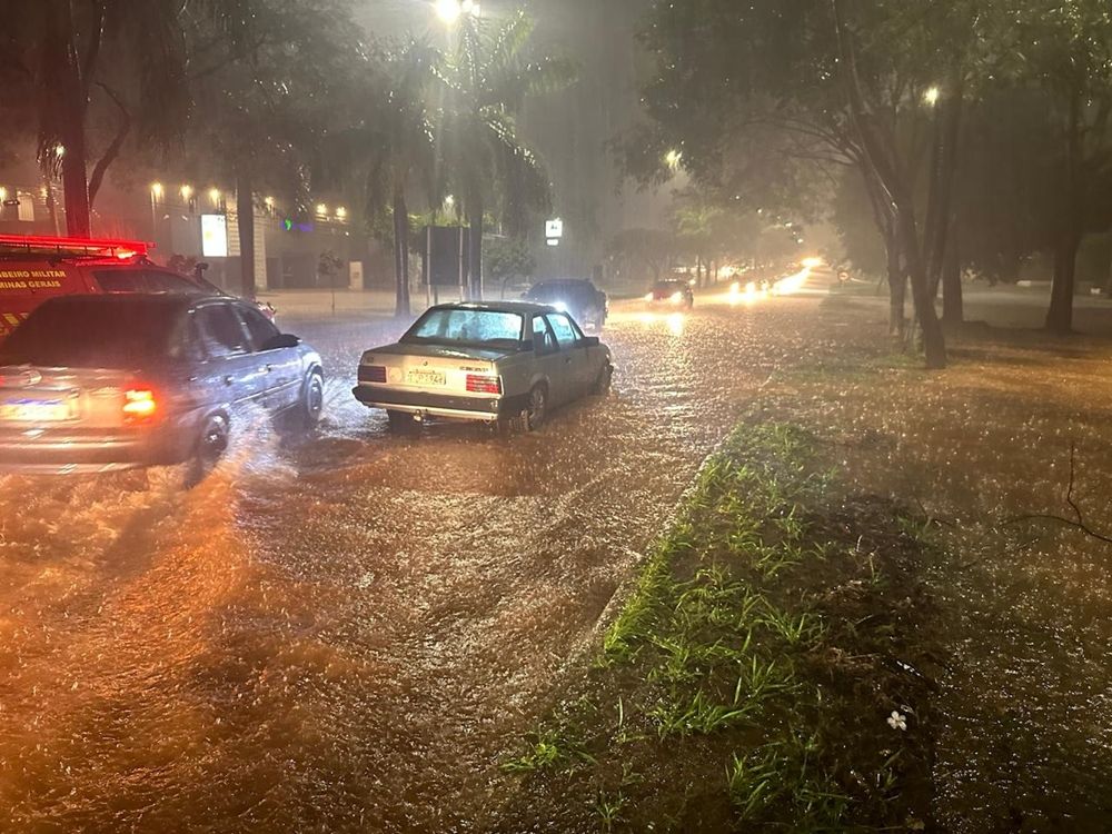 Veículos ilhados e resgates marcam noite de chuva forte na virada do ano em Patos de Minas | Patos Agora - A notícia no seu tempo - https://patosagora.net