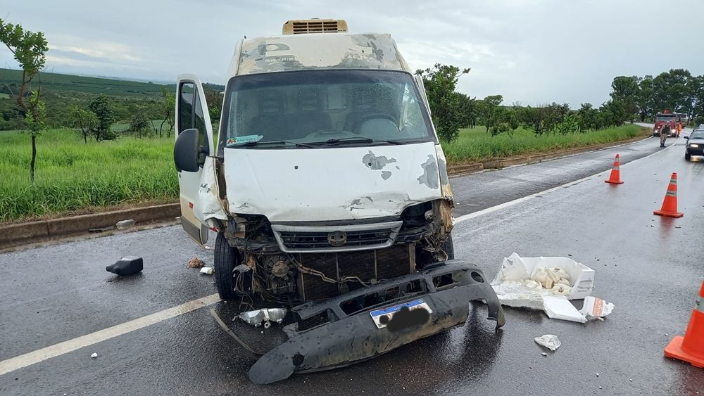 Colisão entre três veículos deixa dois feridos na BR-146 | Patos Agora - A notícia no seu tempo - https://patosagora.net