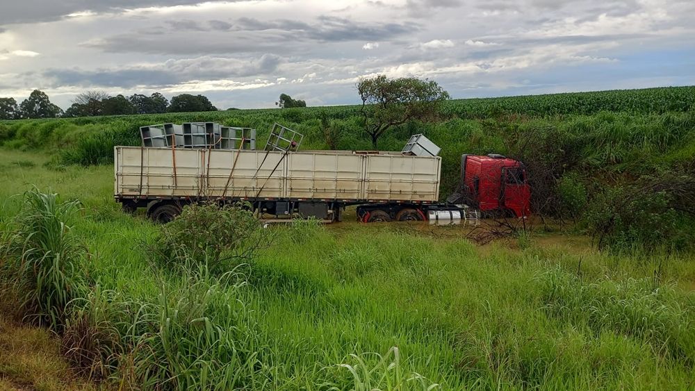 Colisão entre três veículos deixa dois feridos na BR-146 | Patos Agora - A notícia no seu tempo - https://patosagora.net