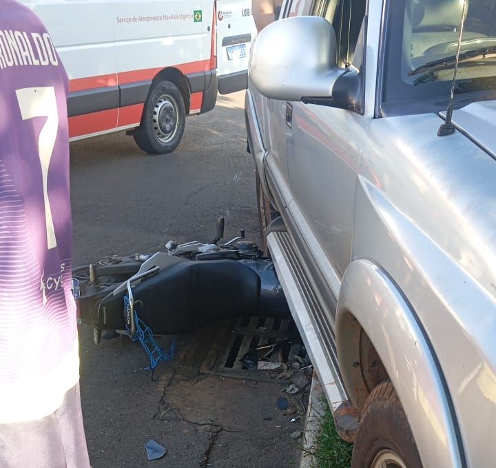 Motociclista inabilitado sofre ferimentos graves após avançar parada e colidir em caminhonete | Patos Agora - A notícia no seu tempo - https://patosagora.net