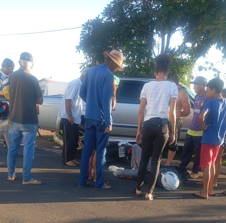 Motociclista inabilitado sofre ferimentos graves após avançar parada e colidir em caminhonete | Patos Agora - A notícia no seu tempo - https://patosagora.net