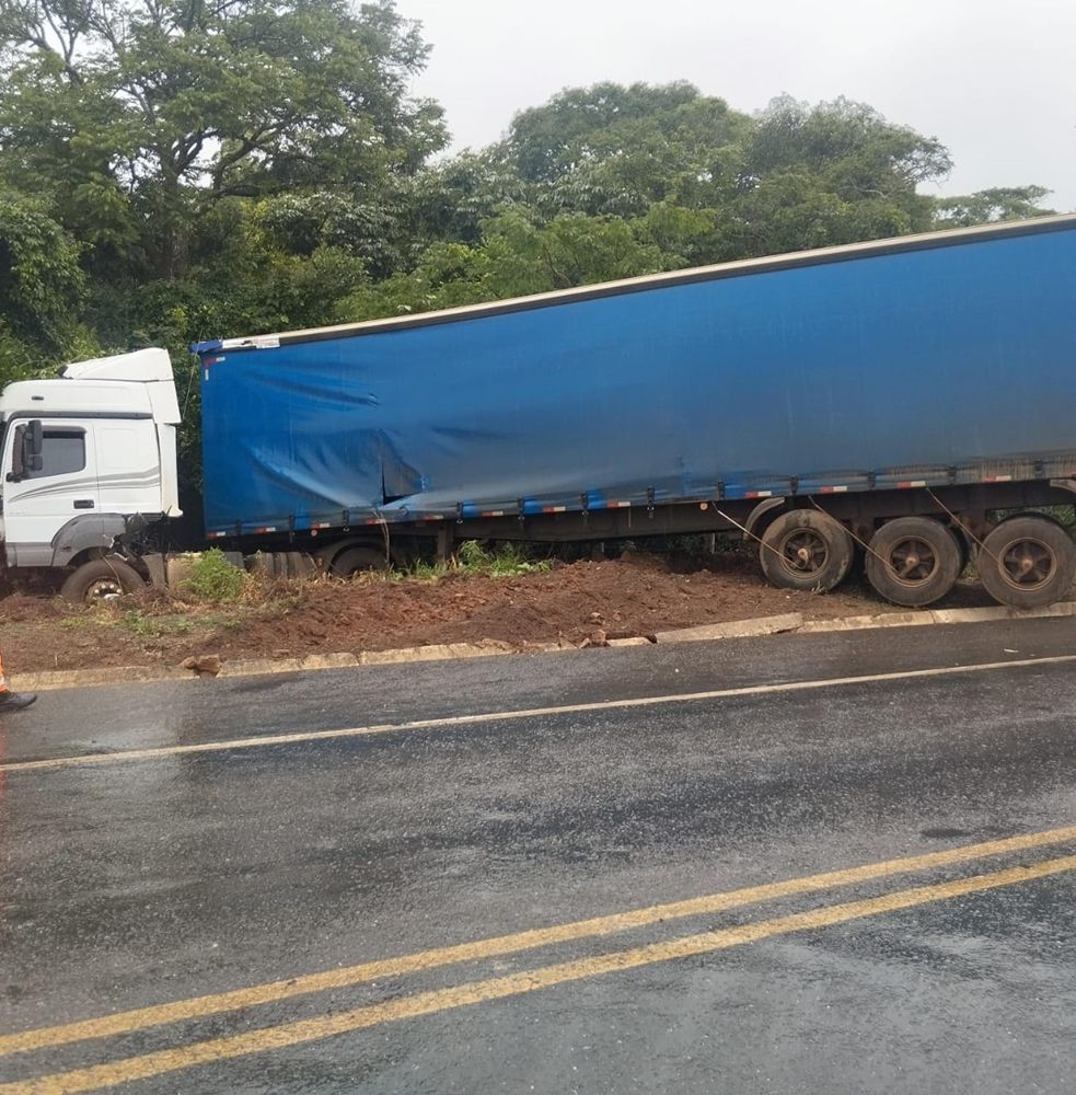 Acidente entre carro e carreta tira a vida de mulher de 34 anos na BR-352 | Patos Agora - A notícia no seu tempo - https://patosagora.net